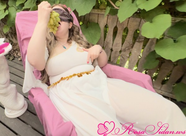 Gudinna äter vindruvor och onanerar med jättedildo på altanen –