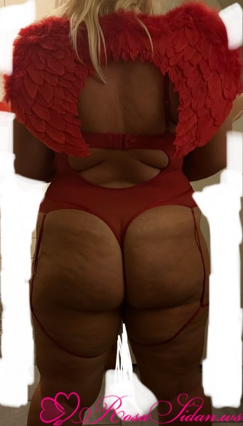 Mina två kåta håll önskar en skön och god kuk som jag kan ta väll hand om med mina magiska läppar –