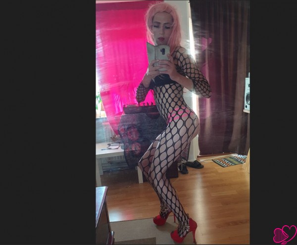 Undergiven sissy för incall –