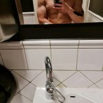 Vältränad kille uppfyller dina behov –